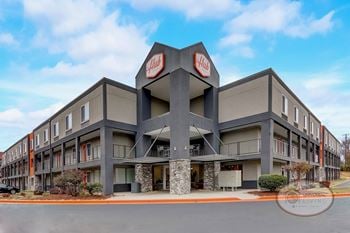 Onsite clubhouse and cimplimentary wifi in amentity space